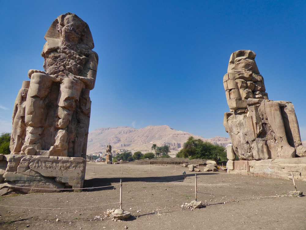 Colosses de Memnon au bord du Lac Nasser, Egypte