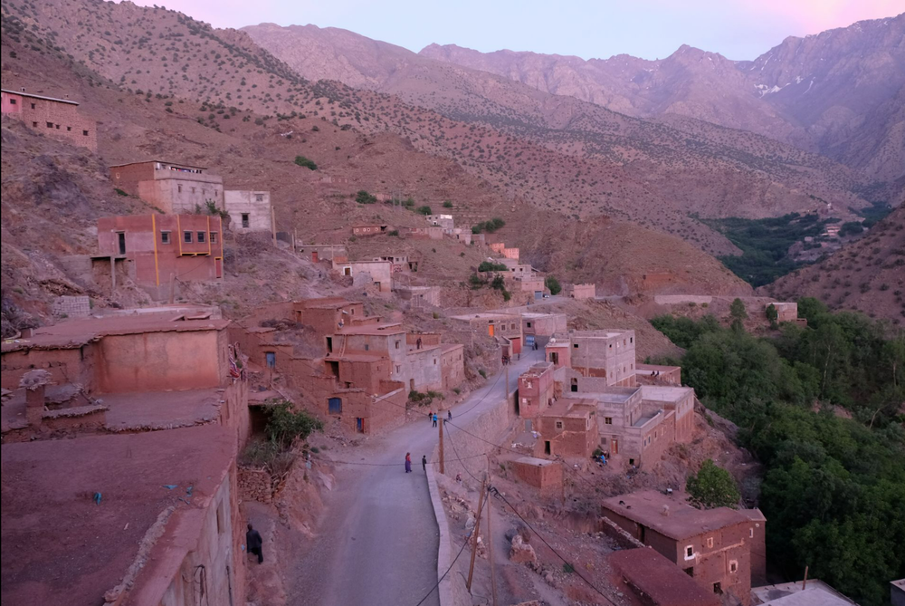 Coucher de soleil dans un village sur la route du Toubkal, Haut Atlas au Maroc