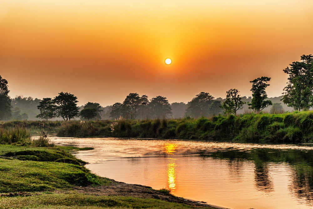 Coucher de soleil sur le parc national de Chitwan au Népal