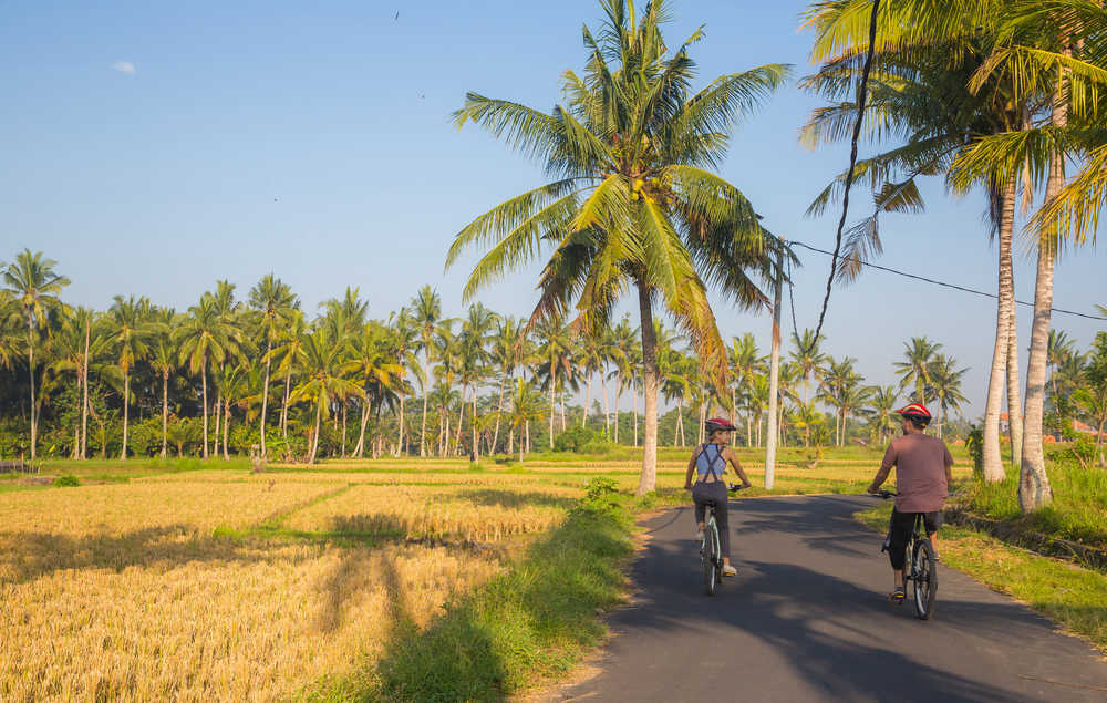 Couple à vélo à Bali