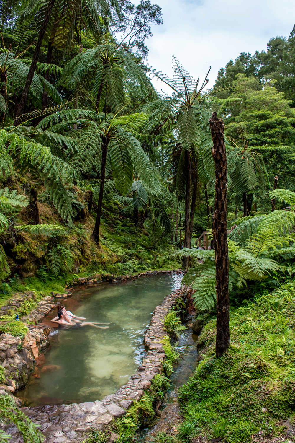 Couple dans la Caldeira Velha aux Açores