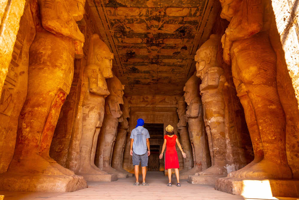 Couple de voyageurs dans un couloir du temple d'Abou Simbel, Egypte