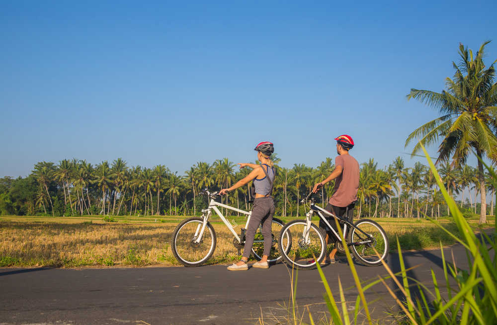 Couple en voyage à velo à Bali