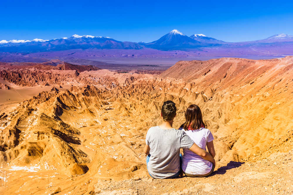 Couple observant la Vallée de la Mort en Patagonie