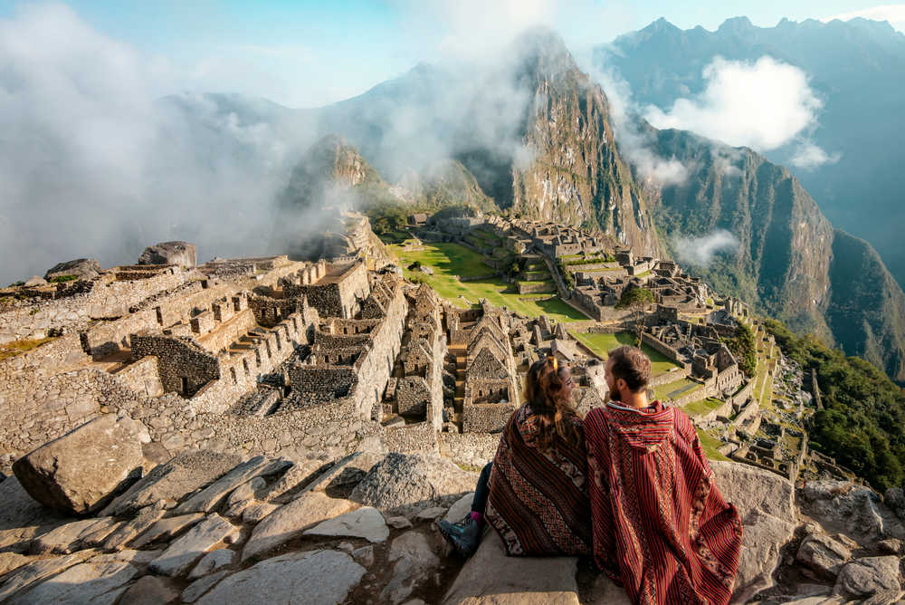 Couple profitant de la vue sur Machu Picchu, Pérou