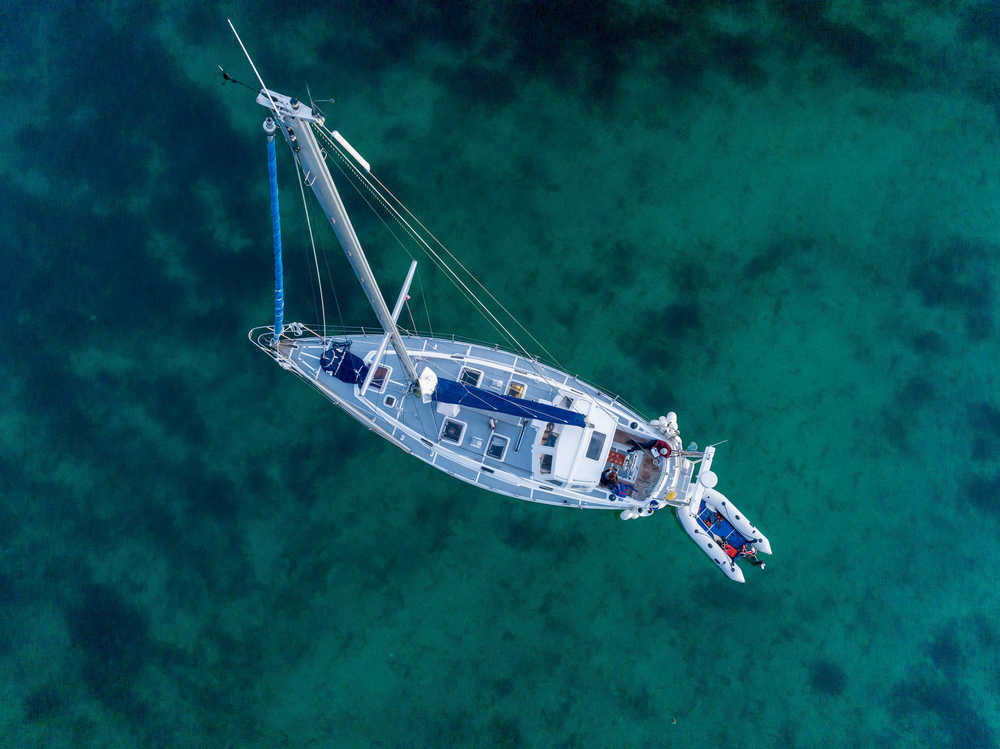 Croisière voilier Davaï dans Iles Lofoten en été avec eaux turquoises