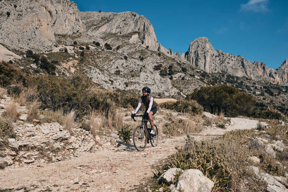cycliste dans les montagnes, région d'Alicante, Serra de Bèrn