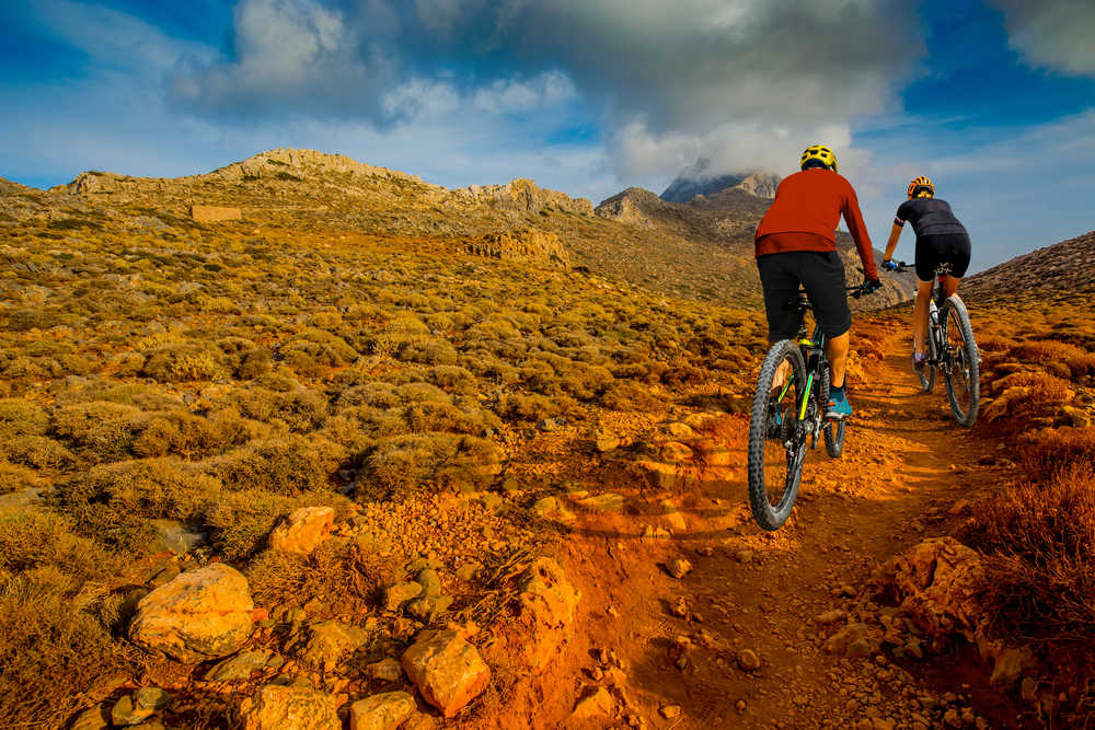 Cyclistes en Crète, Grèce, paysage de montagne