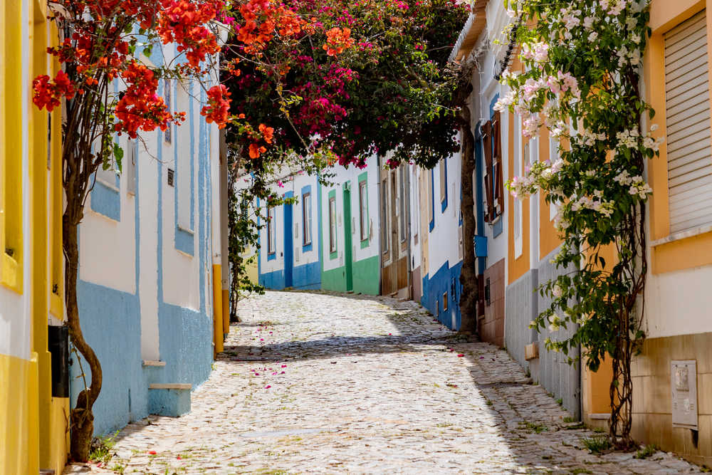 Dans les ruelles étroites de Farro, Algarve, Portugal