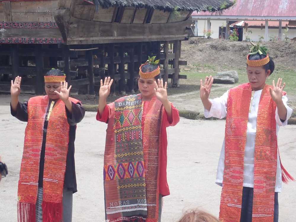 Danse de Tortor, danse traditionnelle du groupe ethnique Batak en Île de Samosir, Sumatra