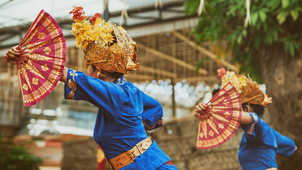 Danseuses balinaises en sarong traditionnel, dansant la danse Legong. festivals de l'île de Bali.