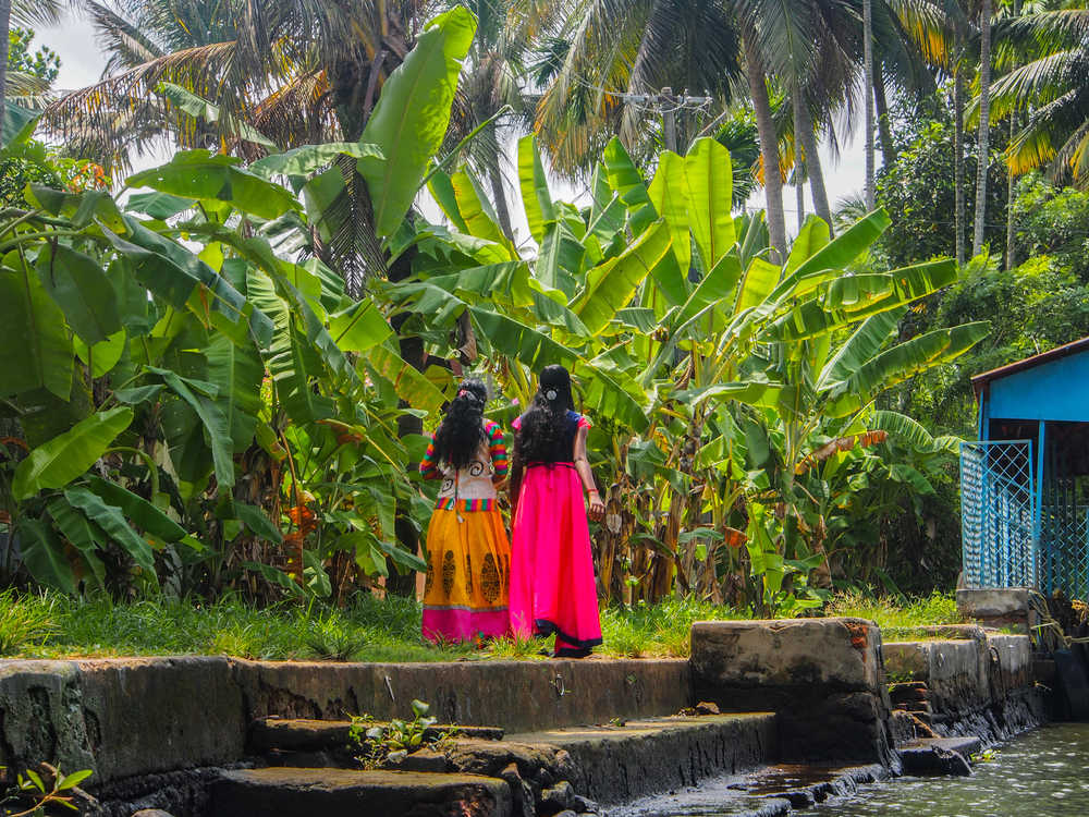 Deux femmes Indiennes qui se promènent près de Backwaters, Kerala