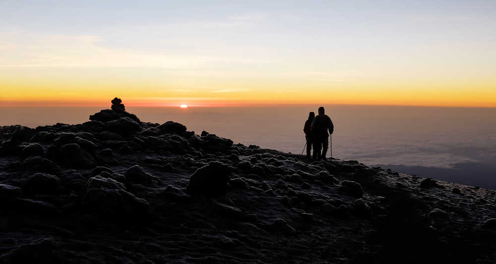 Deux randonneurs au lever du soleil au sommet du Kilimandjaro en Tanzanie