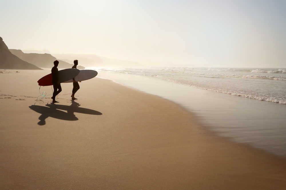 Deux surfeurs sur la plage près de Peniche au Portugal