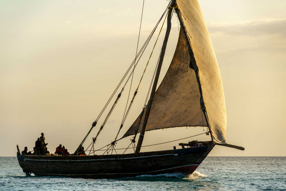 Dhow traditionnel naviguant sur l'océan à Zanzibar en Tanzanie au coucher du soleil