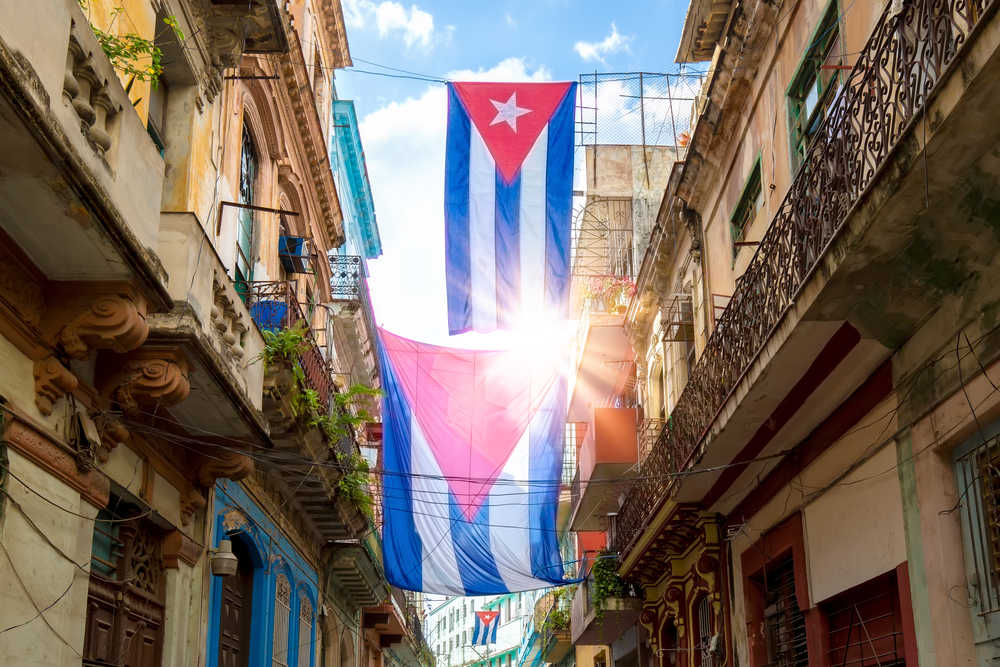 Drapeau cubain dans une rue de la  vielle havane Cuba