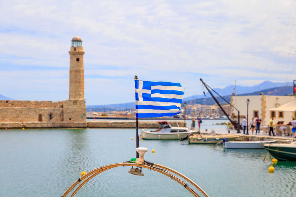 Drapeau de la Grèce et phare de Réthymno, Crète