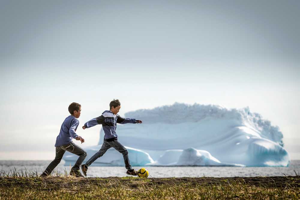 Enfants jouant au football au Groenland