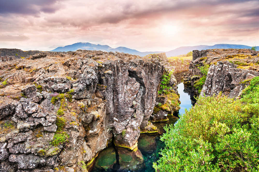 Falaises et fissure profonde dans le parc national de Thingvellir, sud de l'Islande