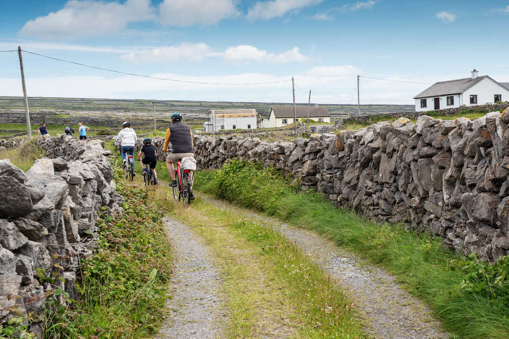 Famille à vélo dans la nature en Irlande