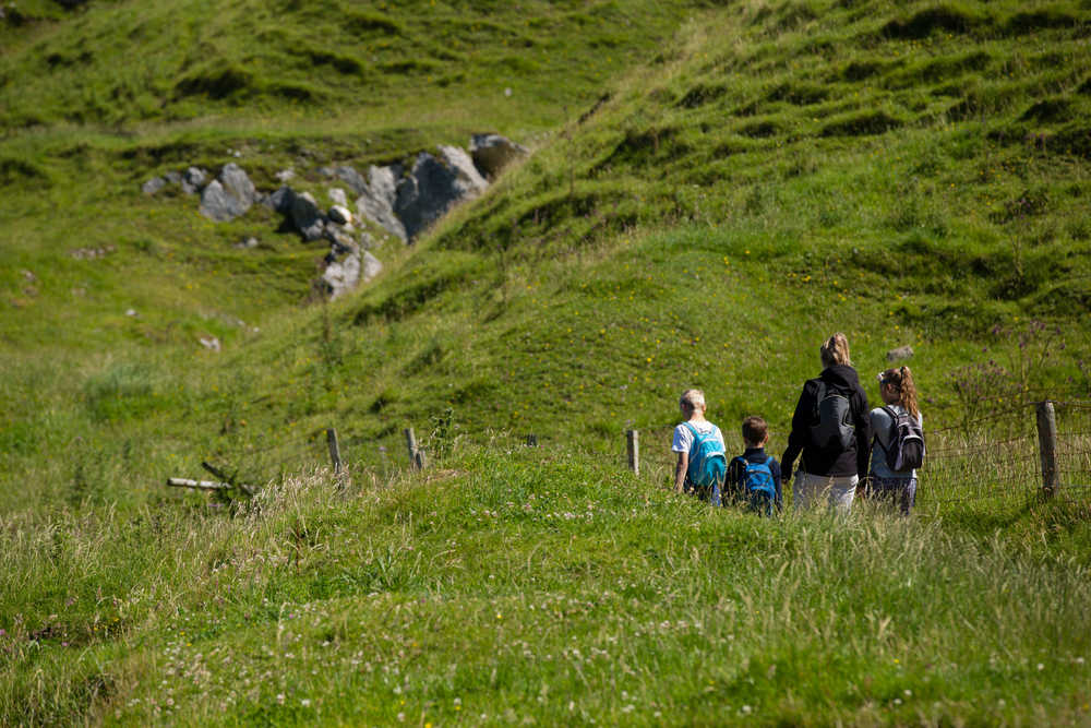 Famille dans les pré en Irlande