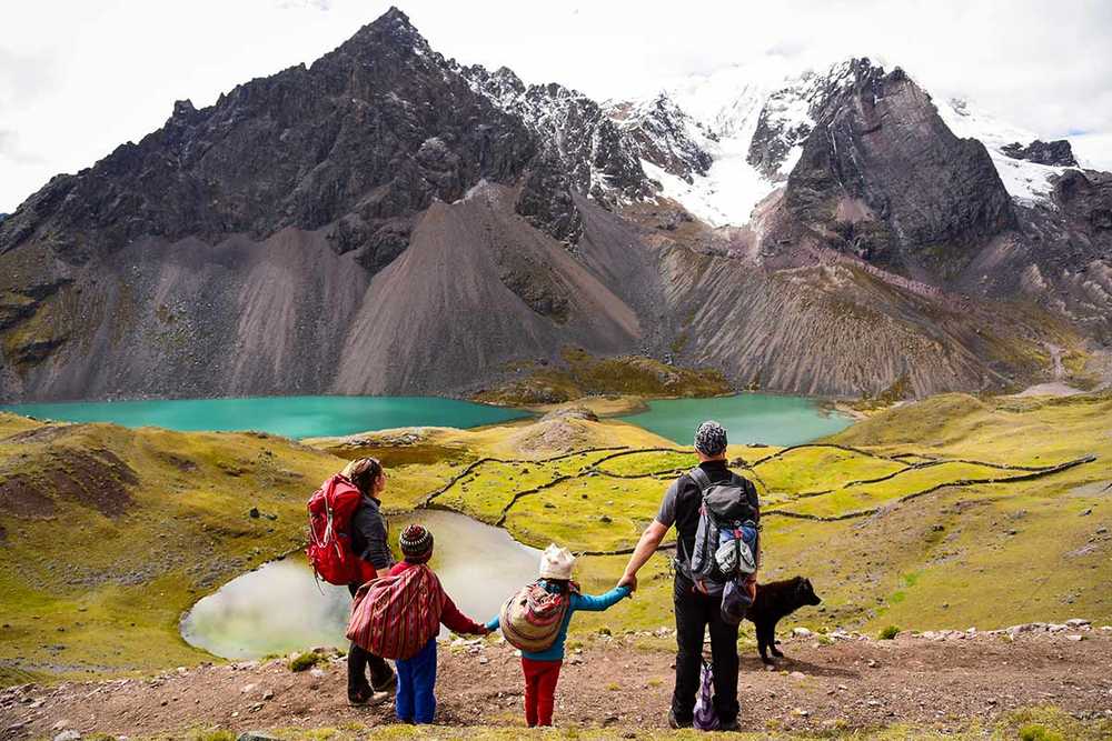 famille devant Nevado Ausangate Montagne au Pérou