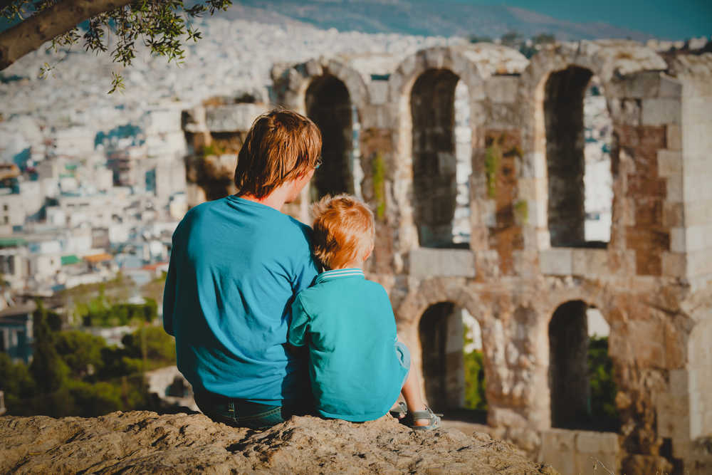 Famille profitant de la vue sur Athènes, Grèce
