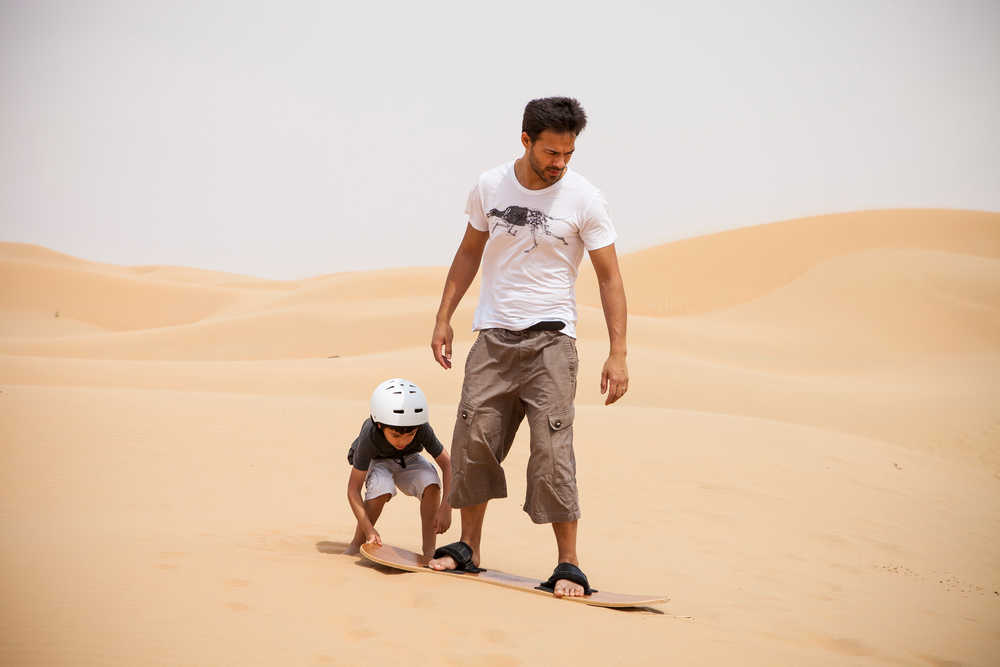 Famille qui fait du sandboard en Egypte