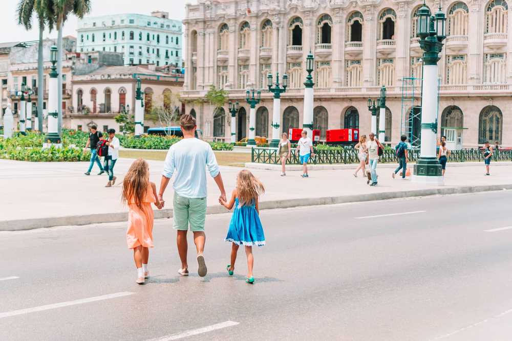 Famille se baladant dans la Havane à Cuba