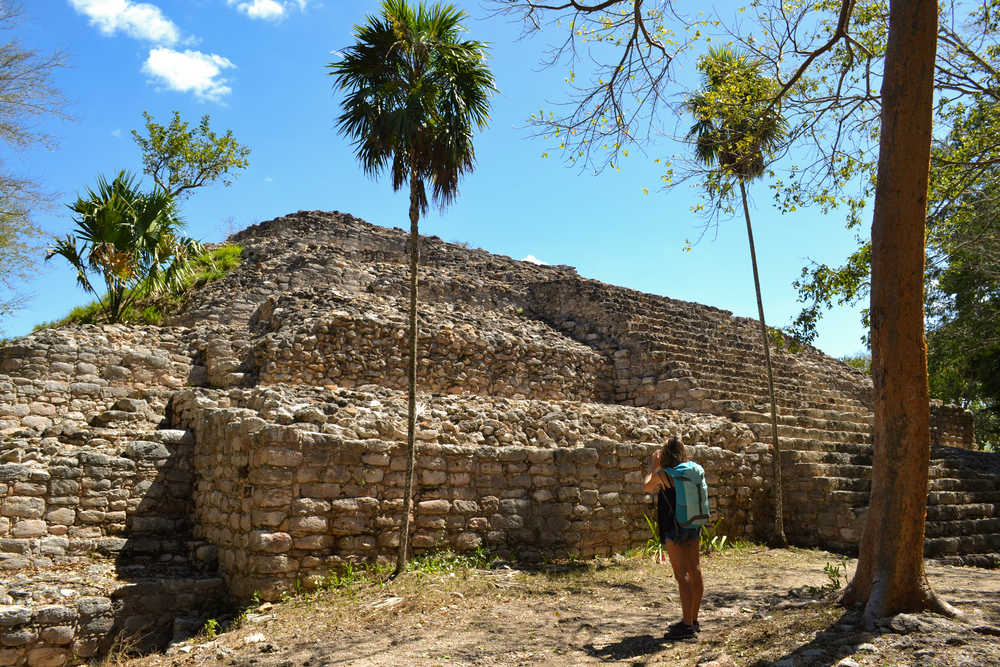 Femme prenant une photo du site archéologique Izamal au Mexique