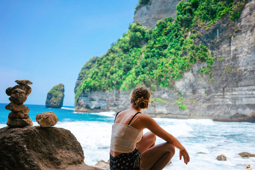 Femme qui contemple l'océan à Nusa Penida en Indonésie