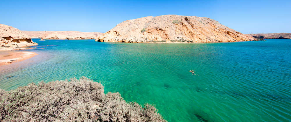 Femme qui nage dans la baie de Bandhar Khairan, Oman