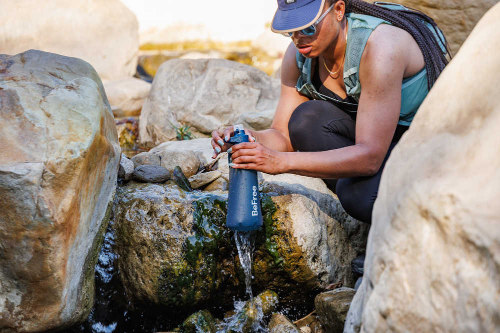femme-randonneuse-a-cote-d-une-riviere