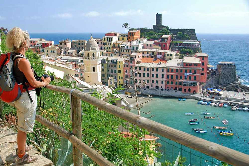 femme randonneuse dans les Cinque Terre en Italie