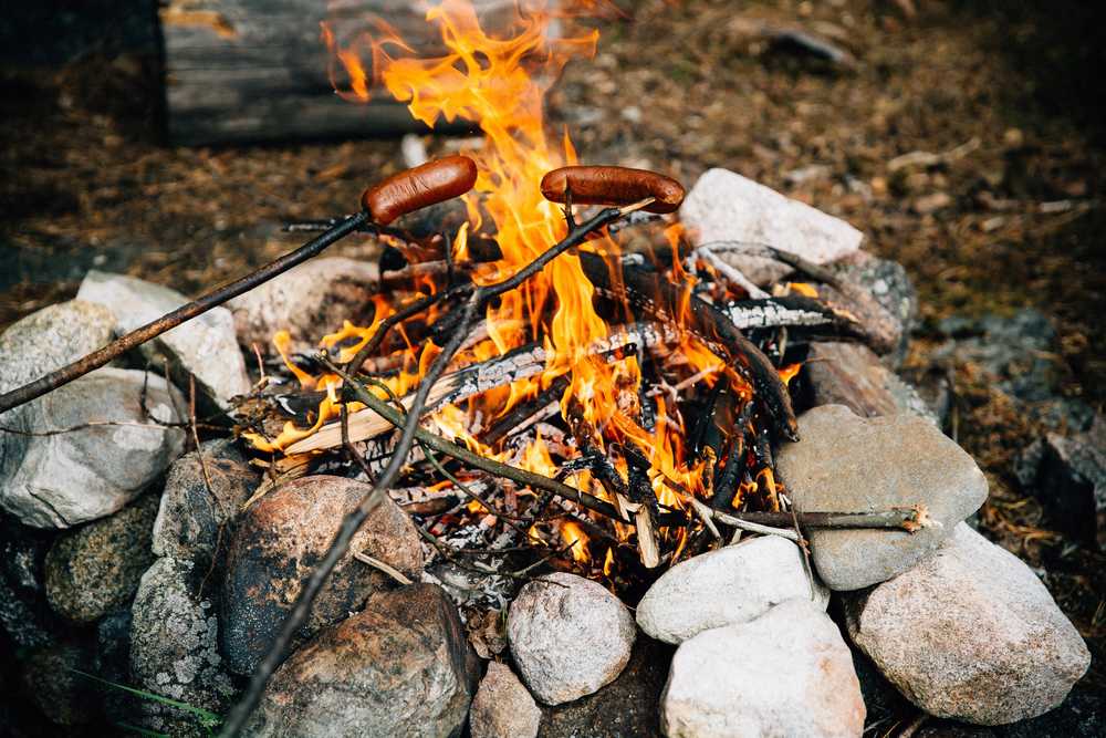 Feu de camp grillade de saucisse