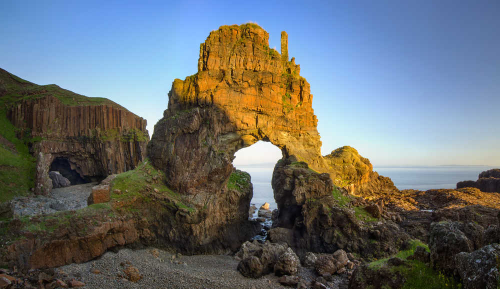 formation rocheuse dans la lumière du coucher de soleil, île de Mull, Écosse