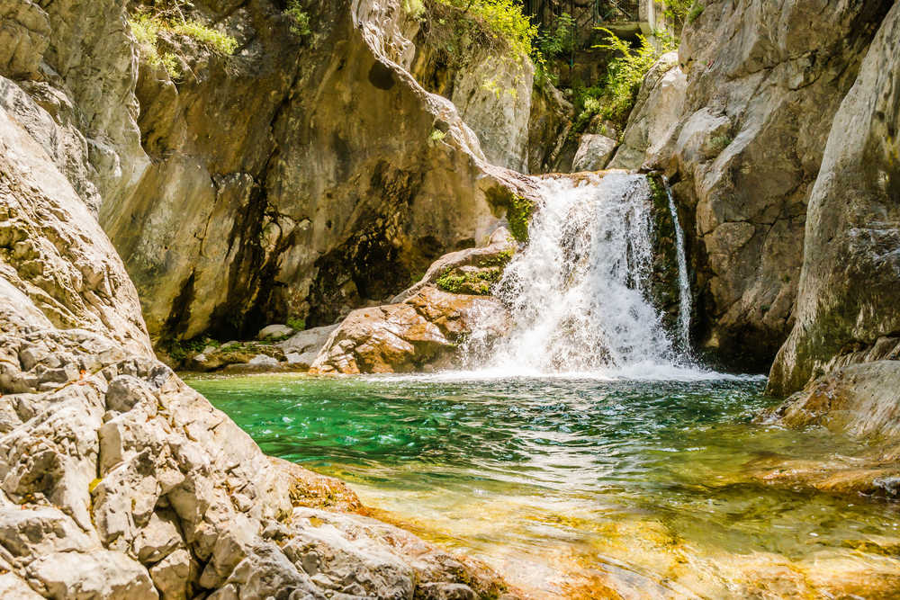Gorges Epineas avec cascades en bas du Mont Olympe en Grèce