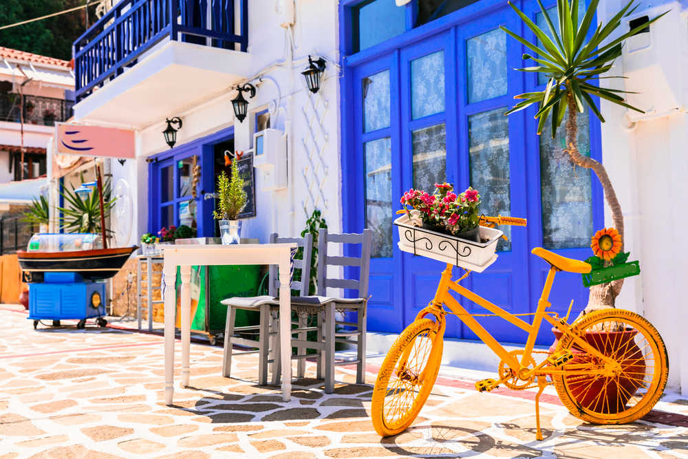 Grèce  tavernes de rue décorées de fleurs et de vieilles bicyclettes