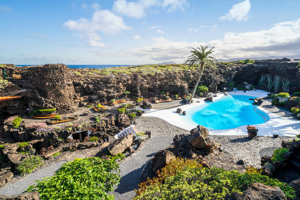 Grotte étonnante, piscine, auditorium naturel, lac salé conçus par Cesar Manrique dans le tunnel volcanique appelé Jameos del Agua à Lanzarote, en Espagne.
