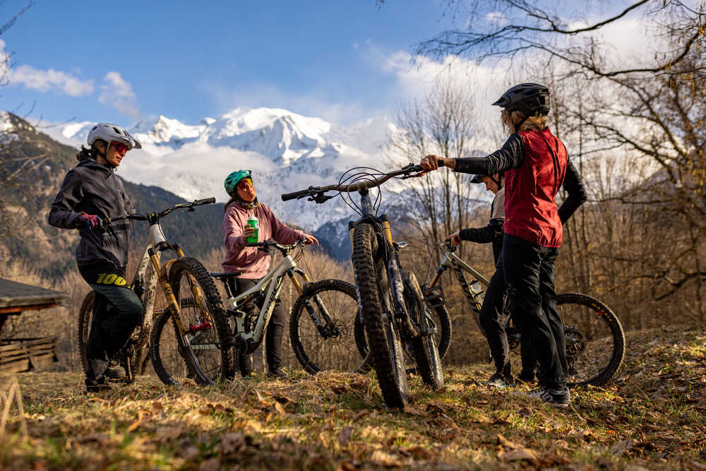 Groupe de femmes en vélo autour de Chamonix
