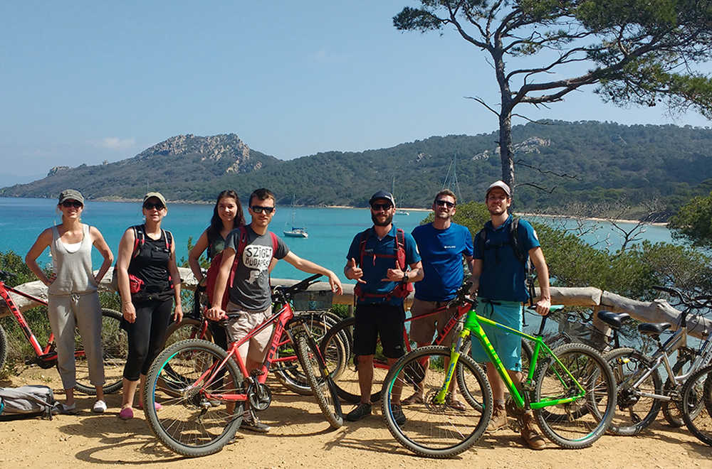 groupe de randonneurs à vélo durant une pause en Provence en France