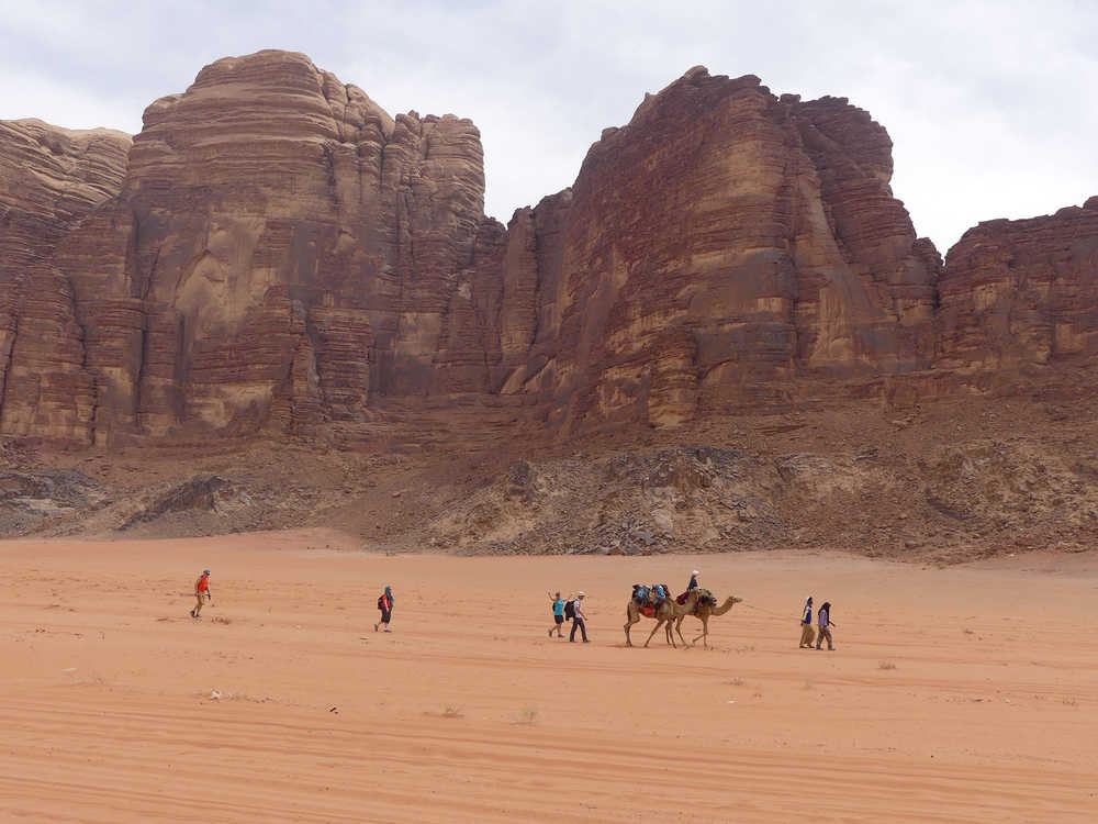 groupe de randonneurs dans le désert de Wadi Rum en Jordanie