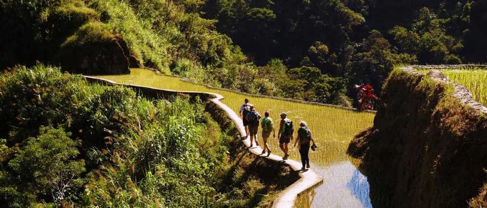 groupe de randonneurs dans les Philippines pour un trek en terre inconnue