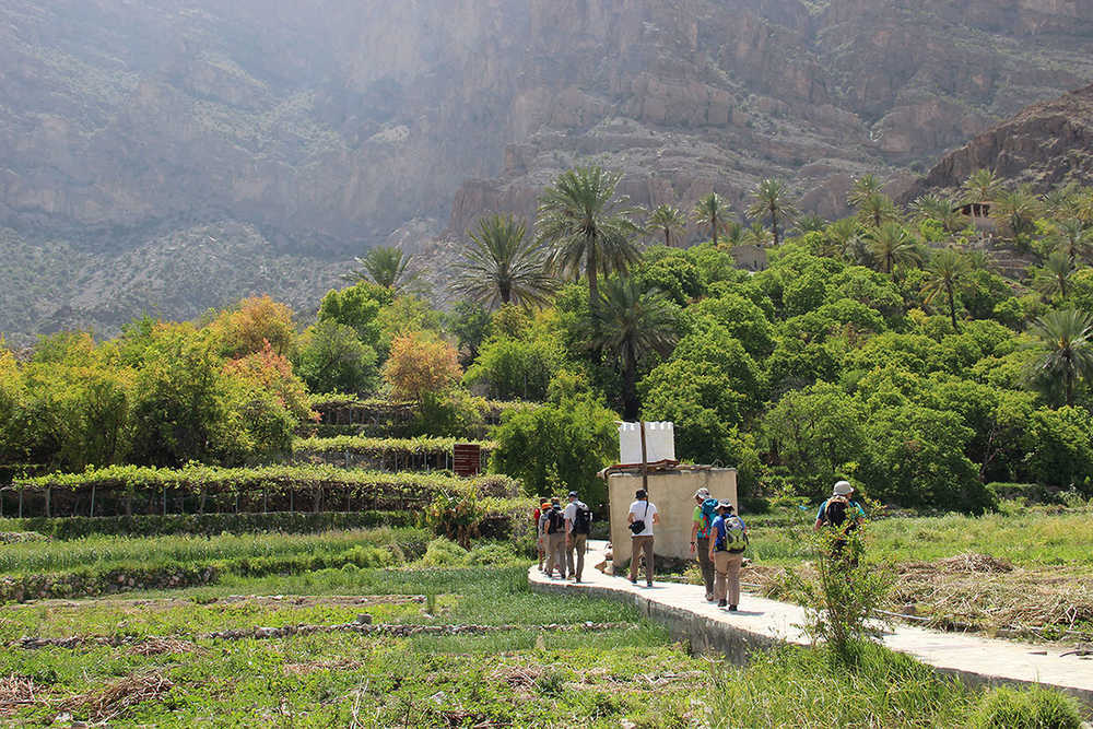 groupe de randonneurs en pleine randonnée à Oman