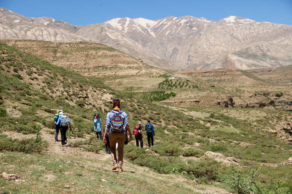 groupe de randonneurs en pleine randonnée en Iran