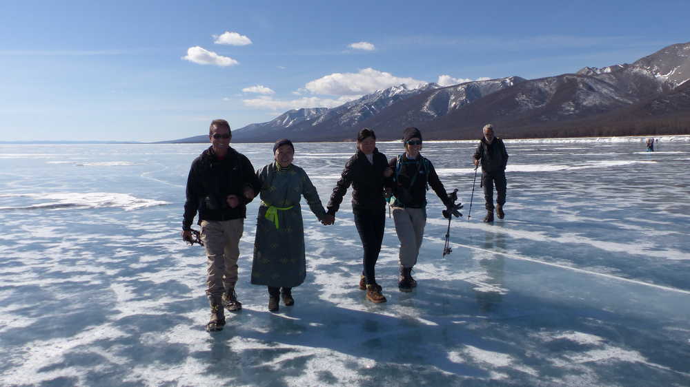 groupe de randonneurs sur un lac gelé en Mongolie