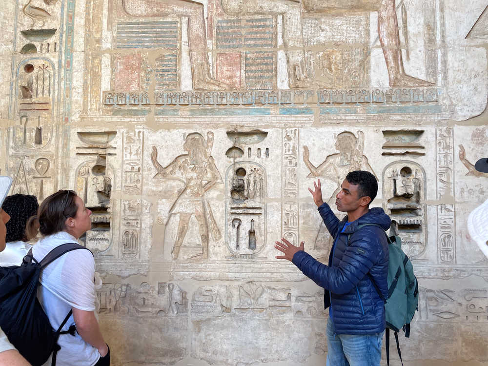 guide et randonneurs en pleine visite au Caire en Egypte