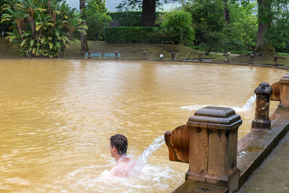 Homme qui se baigne dans les eaux thermales de Furnas aux Açores