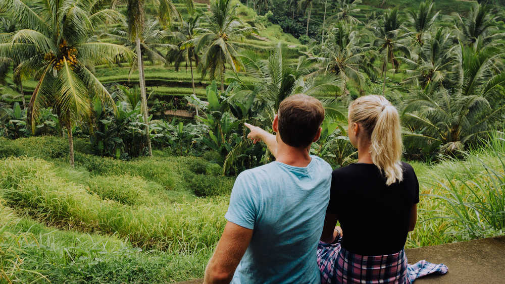 Jeune couple admirant les rizières de Munduk à Bali en Indonésie