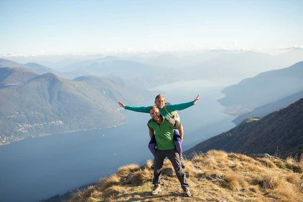 jeune couple au sommet d'une  montagne